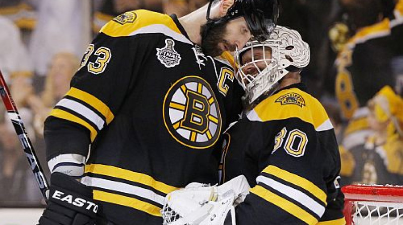 Zdeno Hāra apsveic Timu Tomasu ar uzvaru
Foto: Reuters/Scanpix