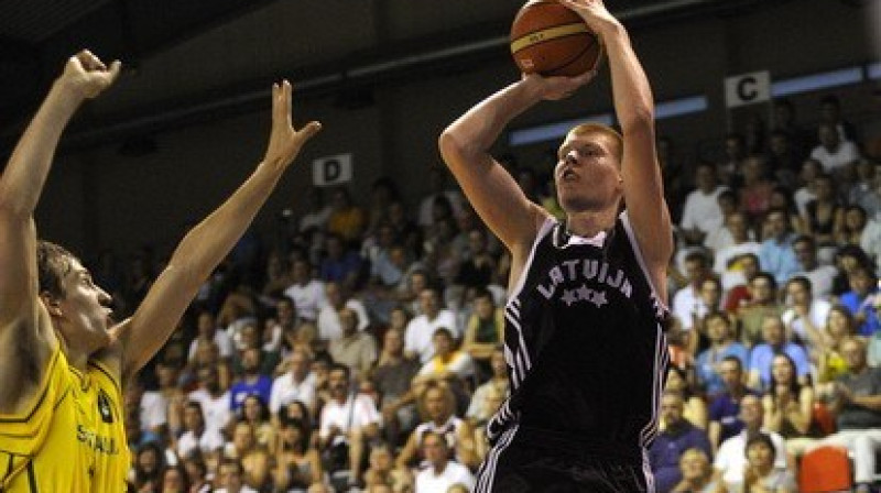 Dāvis Bertāns un citi 1992.gadā dzimušie Latvijas basketbolisti, iespējams, arī nākamgad varēs cīnīties savu skatītāju acu priekšā.
Foto: Romāns Kokšarovs, Sporta Avīze, f64