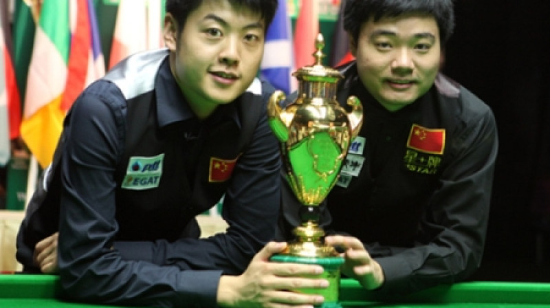 Liangs Venbo un Dings Junhui ar izcīnīto trofeju. 
Foto: TOP147.com