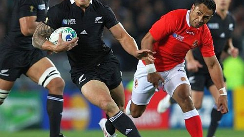 Pasaules kausu regbijā ar uzvaru sākuši vīri melnā - Jaunzēlandes izlases spēlētāji.
Foto: rugbyworldcup.com