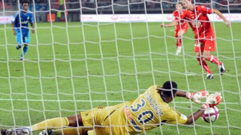 Marseļas "Olympique" kapteinis Stevs Mandanda atvairīja 11m soda sitienu, taču ar to bija par maz, lai mazākumā nosargātu uzvaru
Foto: AFP/Scanpix