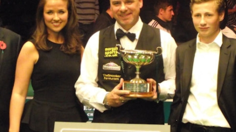 Darens Morgans ar izcīnīto trofeju 
Foto: World Snooker