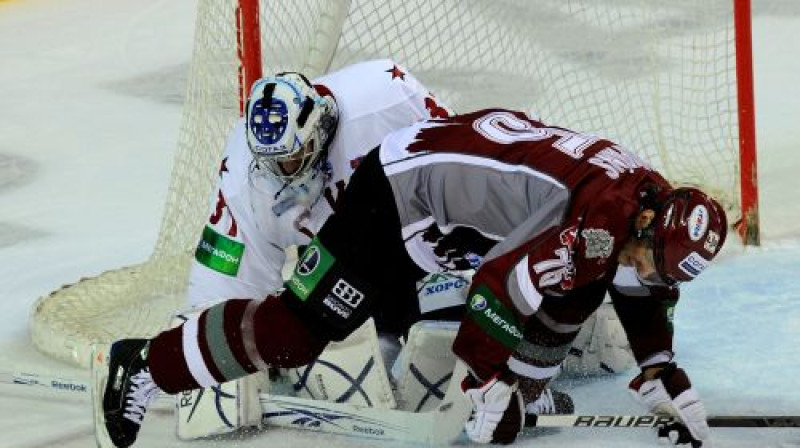 Ģirts Ankipāns pret šobrīd statistikā labāko KHL vārtsargu - čehu Jakubu Štepaneku
Foto: Romāns Kokšarovs, Sporta Avīze, f64