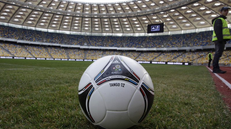 "Euro 12" oficiālā bumba Tango 12 Kijevas Olimpiskajā stadionā.
Foto: AP Photo / Scanpix