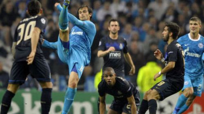 Lazovičs ("Zenit") "Porto" spēlētāju ielenkumā
Foto: AFP/Scanpix