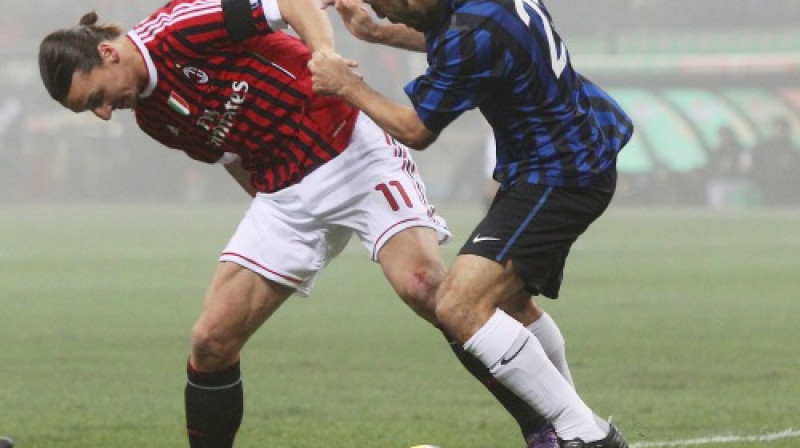 Zlatans Ibrahimovičs ("Milan") cīņā ar Valteru Samuelu ("Inter")
Foto: AP Photo/Scanpix