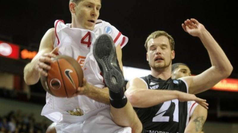 Antans Kavaļauks bija viens no sparīgākajiem VEF Rīga cīnītājiem mačā ar CEZ Nymburk.
Foto: Romans Kokšarovs, Sporta Avīze/f64