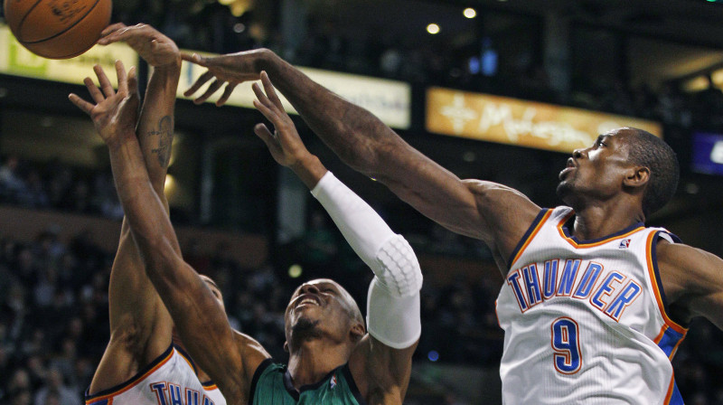 Seržs Ibaka (pa labi) aizsardzībā pret Reju Alenu
Foto: AP/Scanpix