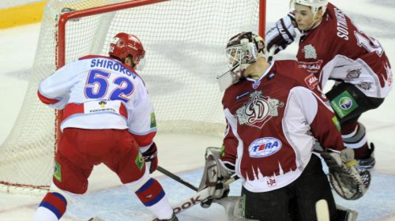 Rezultatīvākais CSKA hokejists Sergejs Širokovs šoreiz palika sausā, taču vārtus spēja gūt partneri
Foto: Romāns Kokšarovs, Sporta Avīze, f64