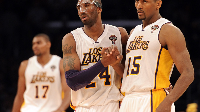 "Lakers" vienības basketbolisti (priekšplānā) Kobe Braients un Metta World Peace 
Foto: AFP