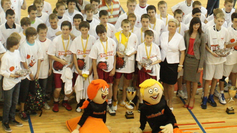 Swedbank LJBL U14 grupas finālturnīra dalībnieki Madonā 2011.gada maijā.
Foto: basket.lv