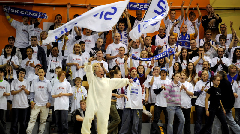 Cēsu līdzjutēji 2009. gada finālsērijas trešajā spēlē Rīgā
Foto: Romāns Kokšarovs, "Sporta Avīze", f64