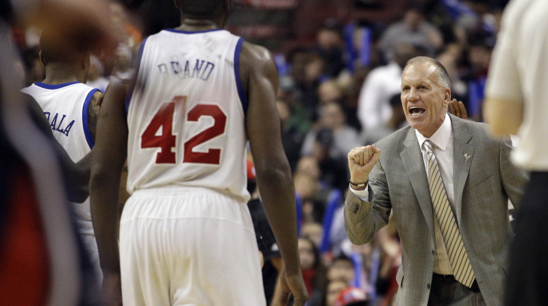 "76ers" galvenais treneris Dogs Kolinss uzmundrina Eltonu Brendu (#42)
Foto: AP/Sxanpix