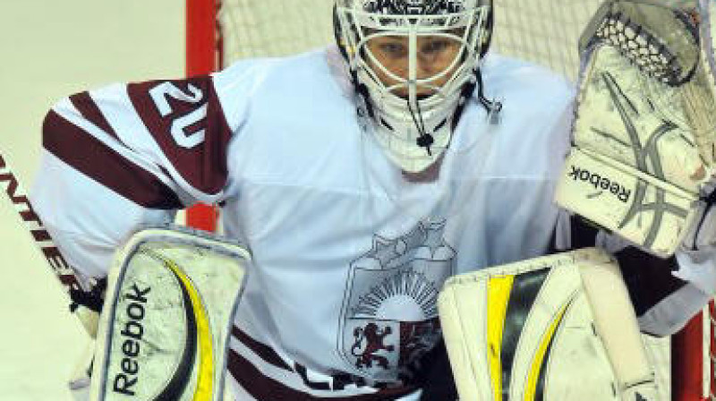 Elvis Merzļikins Latvijas U-18 izlases vārtos 1.divīzijas pasaules čempionātā, cīnoties par vietu elitē 2011. gada aprīlī. foto: Romualds Vambuts, Sportacentrs.com