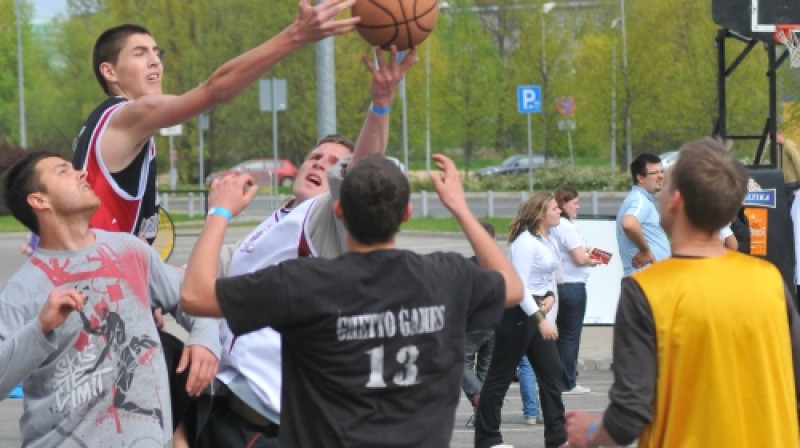 Basketbola dienas strītbols: emocijas pie Arēna Rīga.
Foto: Romualds Vambuts