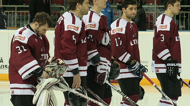 Latvijas izlases puiši briest spēlei. Foto autors: Āris Zobens