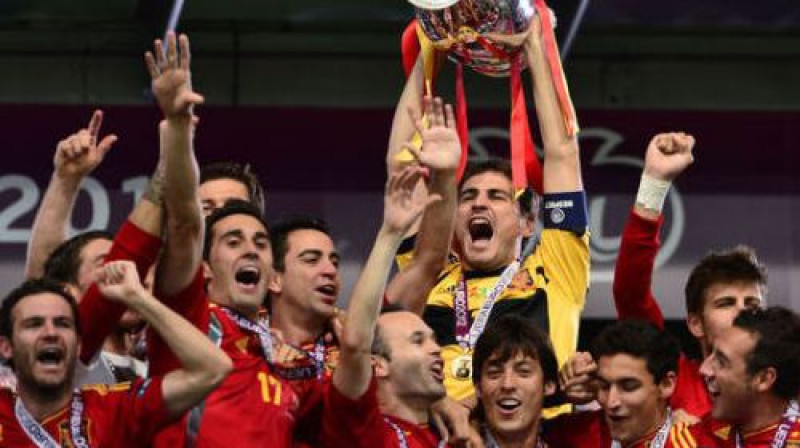 Spānijas izlase ar trofeju, ko izcīna jau otro reizi pēc kārtas.

Foto: AFP/Scanpix