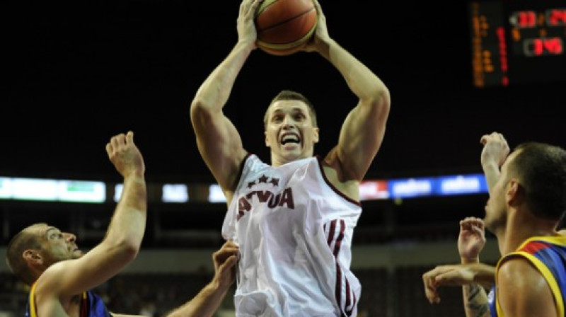 Centra spēlētājs Andrejs Šeļakovs spēlē pret Rumāniju
Foto: Romāns Kokšarovs, "Sporta Avīze", f64