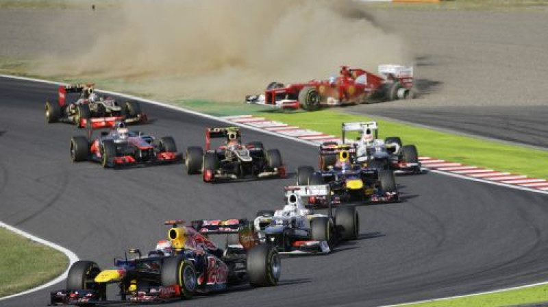 Kamēr Alonso izstājas otro reizi četru posmu laikā, Fetels lēnām dodos pretī trešajam čempiona titulam
Foto: Scanpix