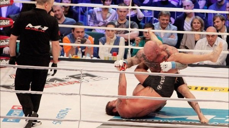 Džefs Monsons cīņā ar Aleksandru Jemeļjaņenko pērn. Foto: mixfight.ru