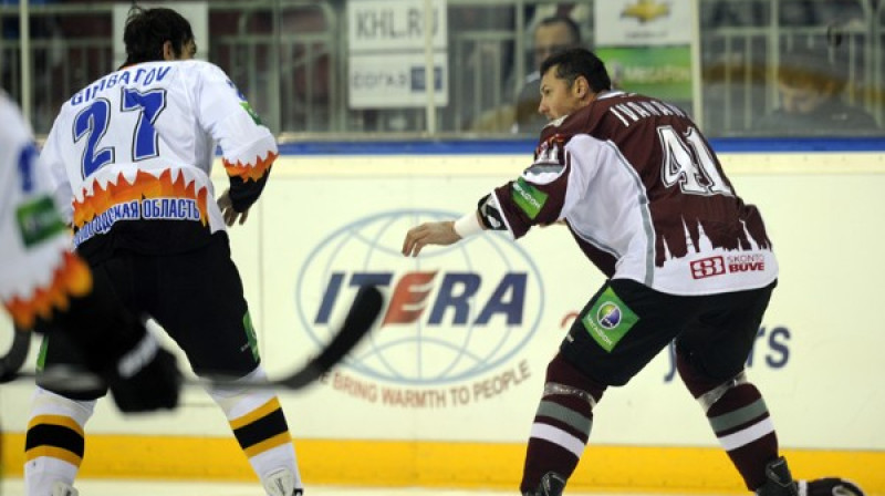 Ivanāna pirmais kautiņš pret ''Severstal" hokejistu Pakhrudinu Gimbatovu.
Foto: Romāns Kokšarovs, Sporta Avīze/F64 Photo Agency