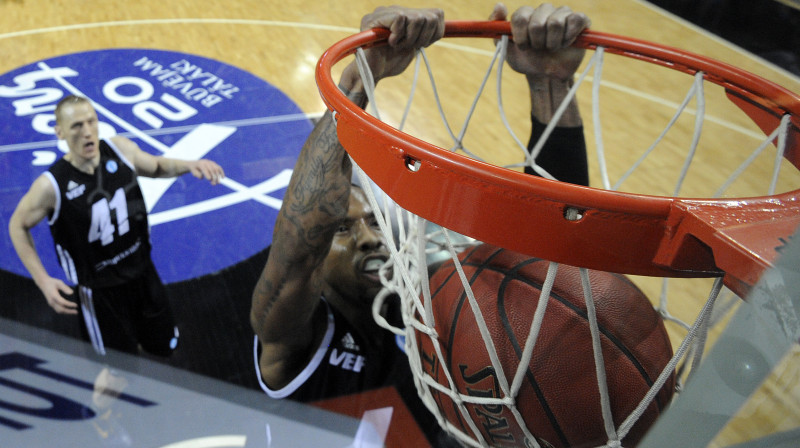 Ērls Džerods Roulends un VEF Rīga: vēl solis līdz Eiropas kausa ceturtdaļfinālam.
Foto: Romāns Kokšarovs, Sporta Avīze, f64