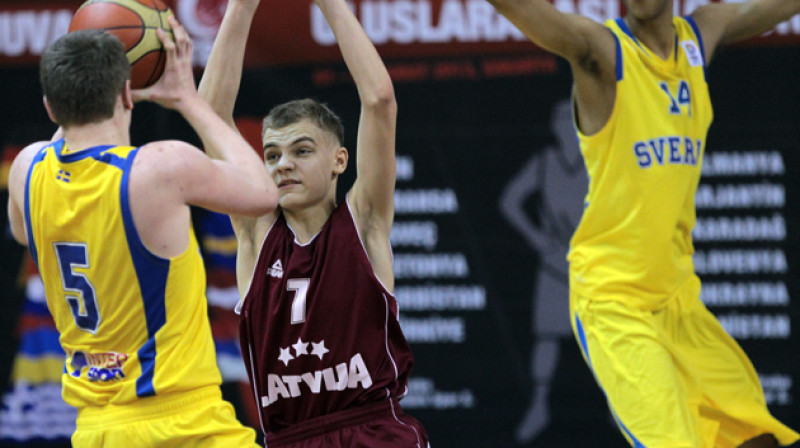 Renārs Birkāns un Latvijas U16 izlase: šoreiz nācās pacelt rokas Zviedrijas kadetu izlases priekšā. 
Foto: tbf.org