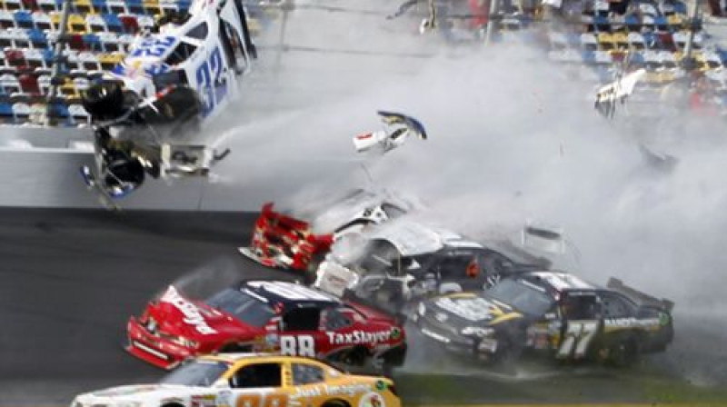Kaila Lārsona mašīna ielido nožogojumā
Foto: AP/Scanpix