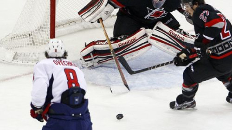 Aleksandrs Ovečkins pret "Hurricanes" vienību
Foto:AP/Scanpix