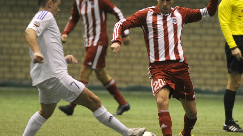 Mants Savens (pa kreisi) guva vārtus jau pirmajā spēles minūtē 
Foto: Romāns Kokšarovs, Sporta Avīze, f64