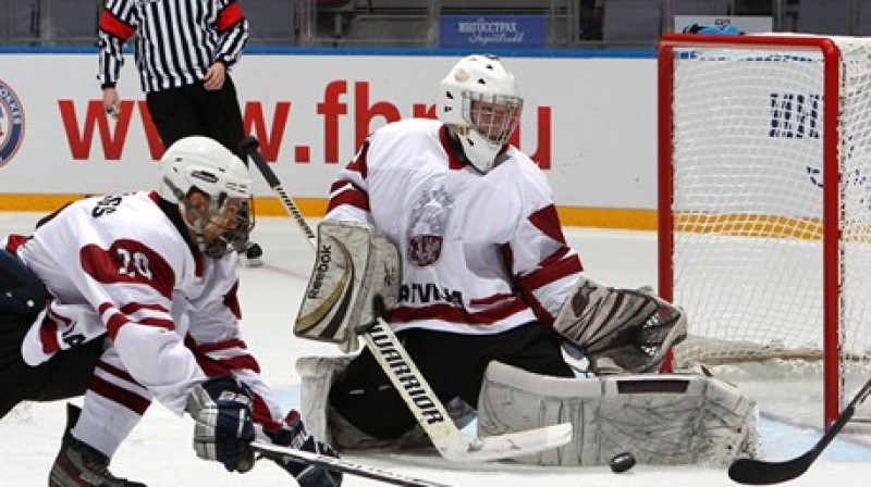 Latvijas U-18 izlases puiši "zem tanka" jauniešu pasaules čempionātā Sočos. Foto: iihf.com