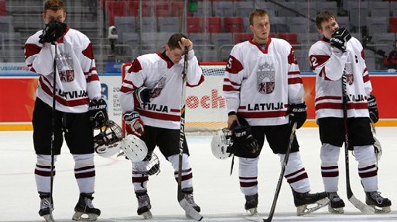 Latvijas U-18 izlases ierinda jauniešu pasaules čempionātā Sočos. Foto: iihf.com