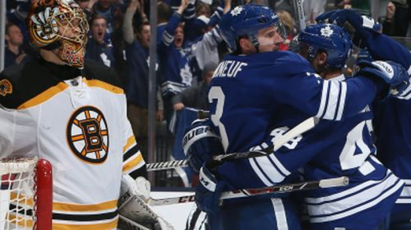 "Bruins" vārtsargs Tuka Rasks noskatās, kā "Maple Leafs" hokejisti atzīmē vārtu guvumu
Foto:AFP/Scanpix