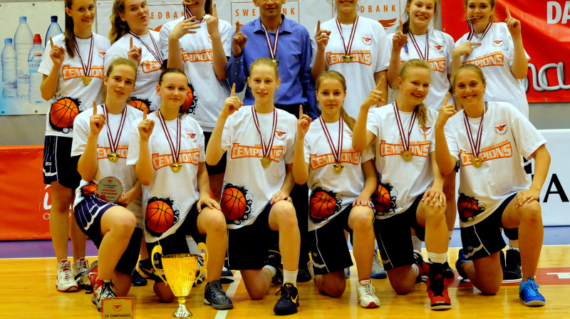 BJBS Rīga/Rīdzene: Swedbank Latvijas Jaunatnes basketbola līgas čempiones.
Foto: Romualds Vambuts