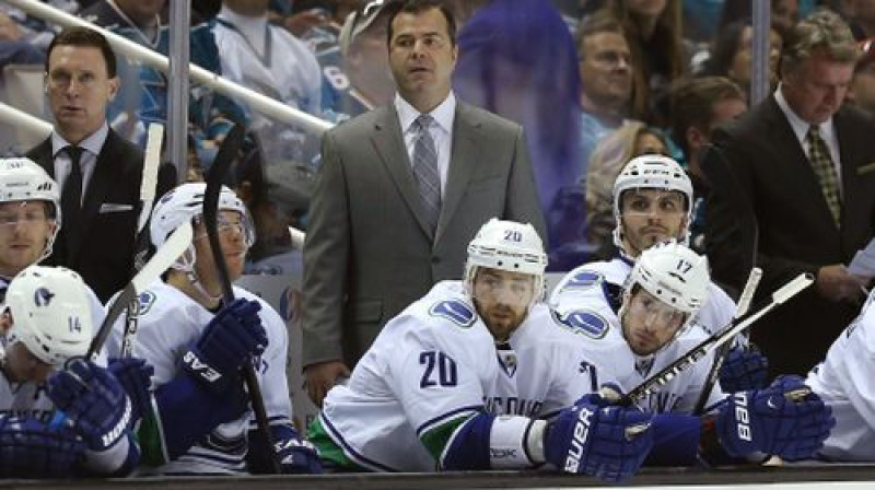 Alans Vinjo (centrā, uzvalkā) uz "Canucks" komandas soliņa
Foto:AFP/Scanpix