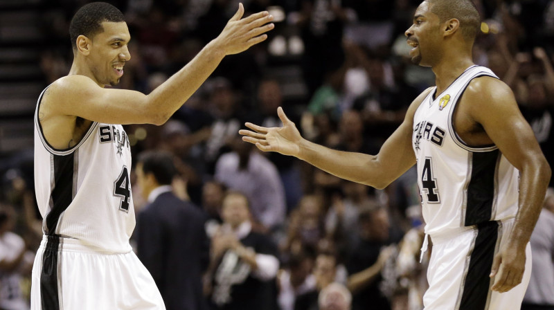 "Spurs" basketbolisti Denijs Grīns (pa kreisi) un Gerijs Nīls bija finālsērijas trešās spēles galvenie varoņi
Foto: AP/Scanpix