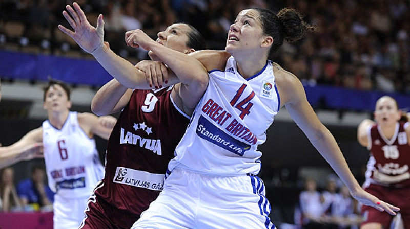 Liene Jansone pret Azaniju Stjuarti: šoreiz pārsvars bija Lielbritānijas izlasei.
Foto: FIBAEurope/Herve Bellenger