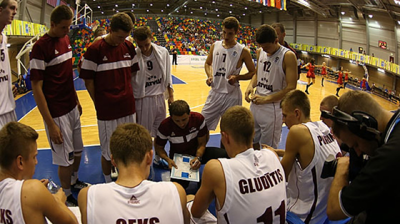 Latvijas U18 izlase: pēc zaudējuma turkiem trešdien būs ļoti svarīga spēle ar Anglijas junioriem.
Foto: FIBAEurope.com/Mārtiņš Sīlis