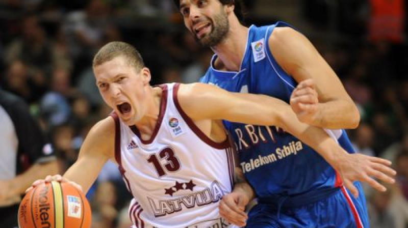 Milošs Teodosičs 2011.gadā pret Latviju 18 minūtēs guva deviņus punktus un atdeva deviņas rezultatīvas piespēles
Foto: Romāns Kokšarovs, Sporta Avīze, f64