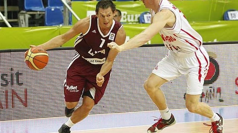 Jānis Blūms spēlē pret Melnkalni pēdējās 90 sekundēs izdarīja trīs rezultatīvas piespēles
Foto: www.fibaeurope.com