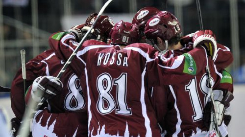 Rīgas "Dinamo" hokejisti atzīmē vārtu guvumu
Foto: Romāns Kokšarovs, Sporta Avīze, f64