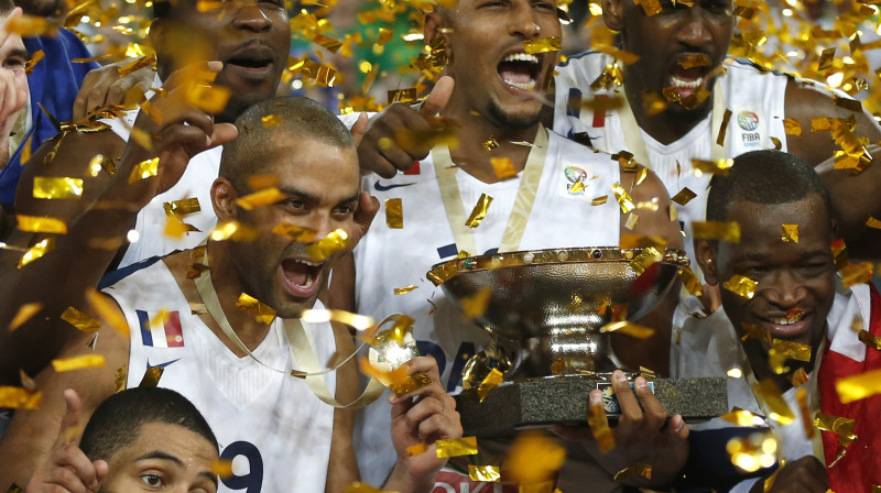 Francijas basketbolisti ar čempionu kausu
Foto: Scanpix Sweden