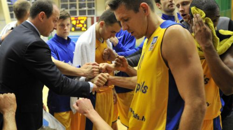 BK "Ventspils" spēlētāji, priekšplānā Sandis Valters
Foto:Romāns Kokšarovs/F64