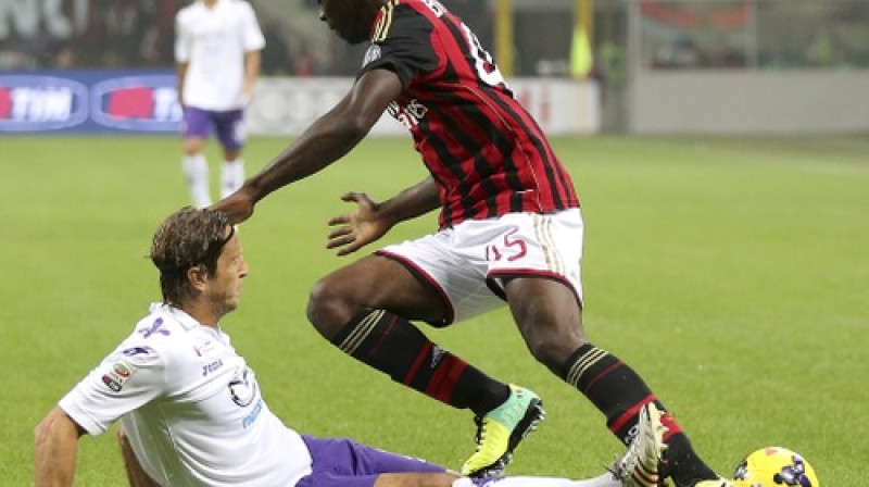 Ilggadējais "Milan" pussargs Masimo Ambrozīni pret Mario Balotelli
Foto: AP/Scanpix