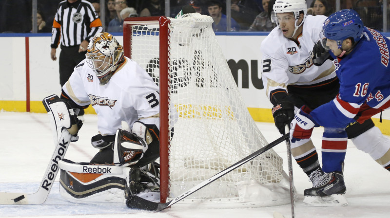 Dāņu vārtsargs Frederiks Andersens debijas NHL sezonu turpina nevainojami 
Foto: AP/Scanpix