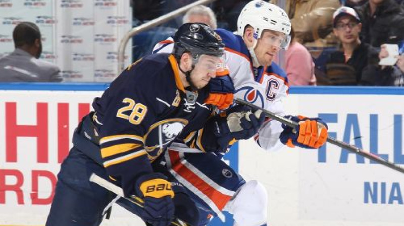 Zemgus Girgensons cīņā pret "Oilers"
Foto:AFP/Scanpix