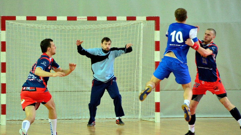 Dobeles "Tenax" vārtsargs Ivars Lācis, aizsardzībā spēlē Oskars Arājs
Foto: handbols-dobele.lv