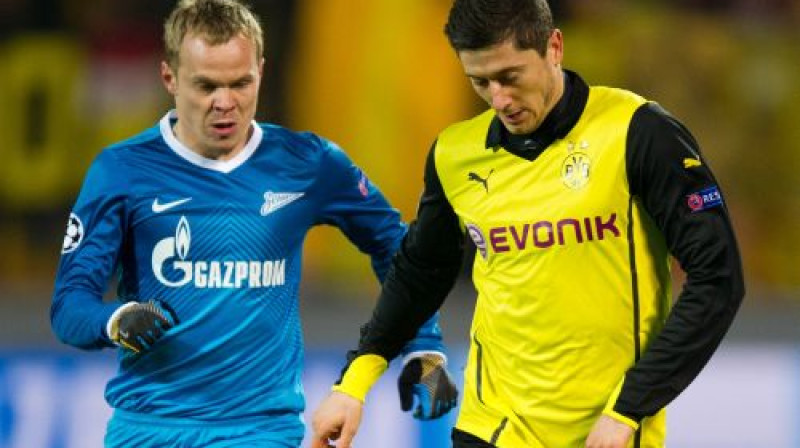 Aleksandrs Aņukovs mēģina nosegt Robertu Levandovski
Foto:AFP/Scanpix