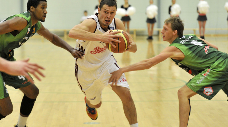 Agnis Čavars pagājušajā sezonā pārstāvēja zviedru komandas, šosezon - jācīnās jau pret zviedriem
Foto: Romāns Kokšarovs, Sporta Avīze, f64