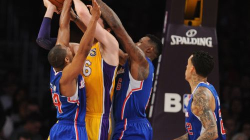 "Clippers" aizsardzība uzdevumu augstumos - Pau Gazols nosegts
Foto:AFP/Scanpix